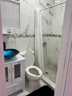 Shower, perlengkapan mandi gratis, pengering rambut, dan handuk