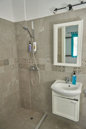 Rainfall showerhead, free toiletries, hair dryer, towels - Villa Rania Zante Drosia (Zakynthos)