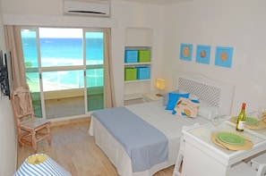 標準套房, 1 張特大雙人床, 海景 | 房內夾萬、免費 Wi-Fi、床單、方便輪椅出入