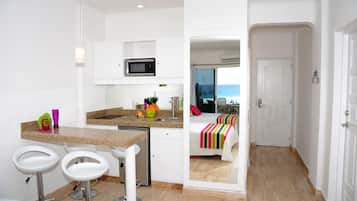 Standaard suite, 2 tweepersoonsbedden, uitzicht op zee | Een kluis op de kamer, gratis wifi, beddengoed, rolstoeltoegang