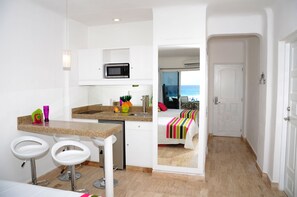 Suite estándar, 2 camas matrimoniales, vista al mar | Caja de seguridad en la habitación, wifi gratis y ropa de cama 