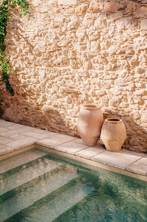 Utendørsbasseng og solsenger