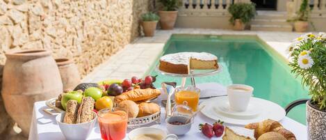 Bar en bord de piscine