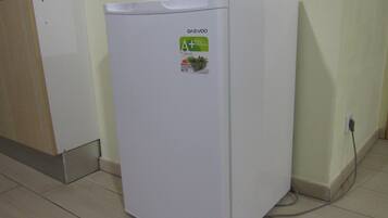 A white refrigerator with a sticker that reads "DAEVOO Fresh" and "A+ Energy".