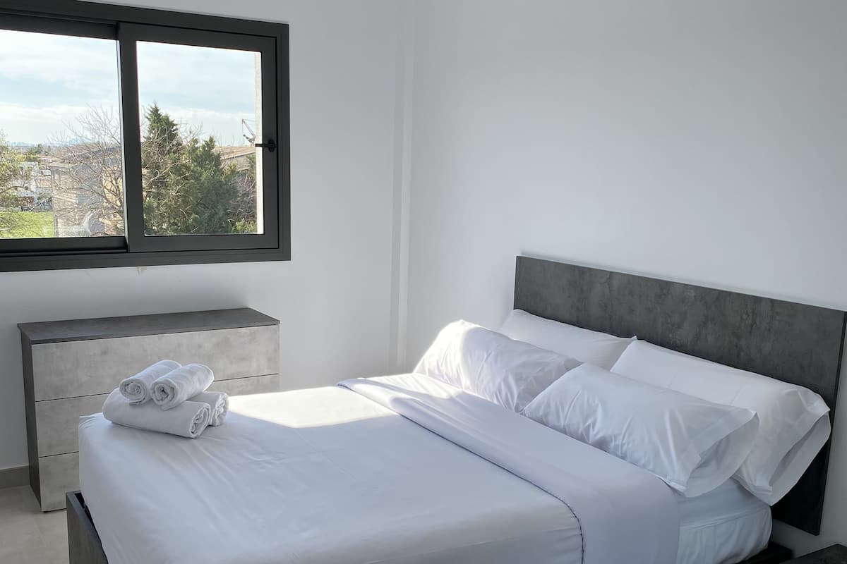 Business Apartment, 1 Bedroom | 1 bilik tidur, meja, langsir/tirai gelap terus, Wi-fi percuma