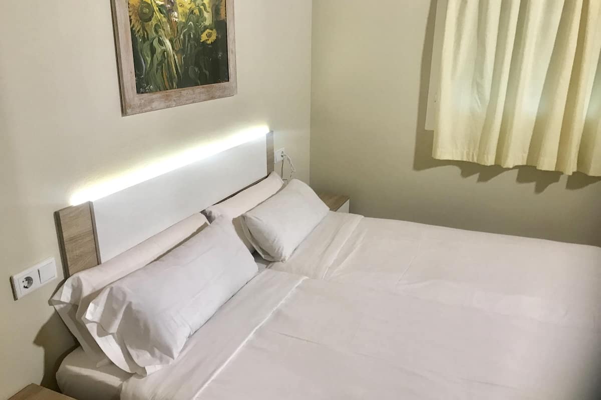 Apartment, 2 Bedrooms | 1 bilik tidur, meja, langsir/tirai gelap terus, Wi-fi percuma