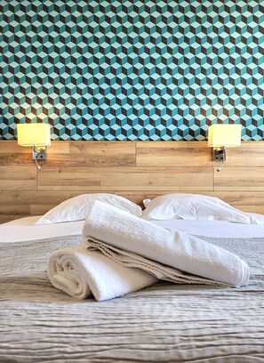 Desk, soundproofing, free WiFi, bed sheets - Cit’Hôtel La Résidence (Villebois)