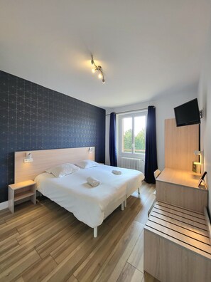 Standard Twin Room | Desk, soundproofing, free WiFi, bed sheets - Cit’Hôtel La Résidence (Villebois)