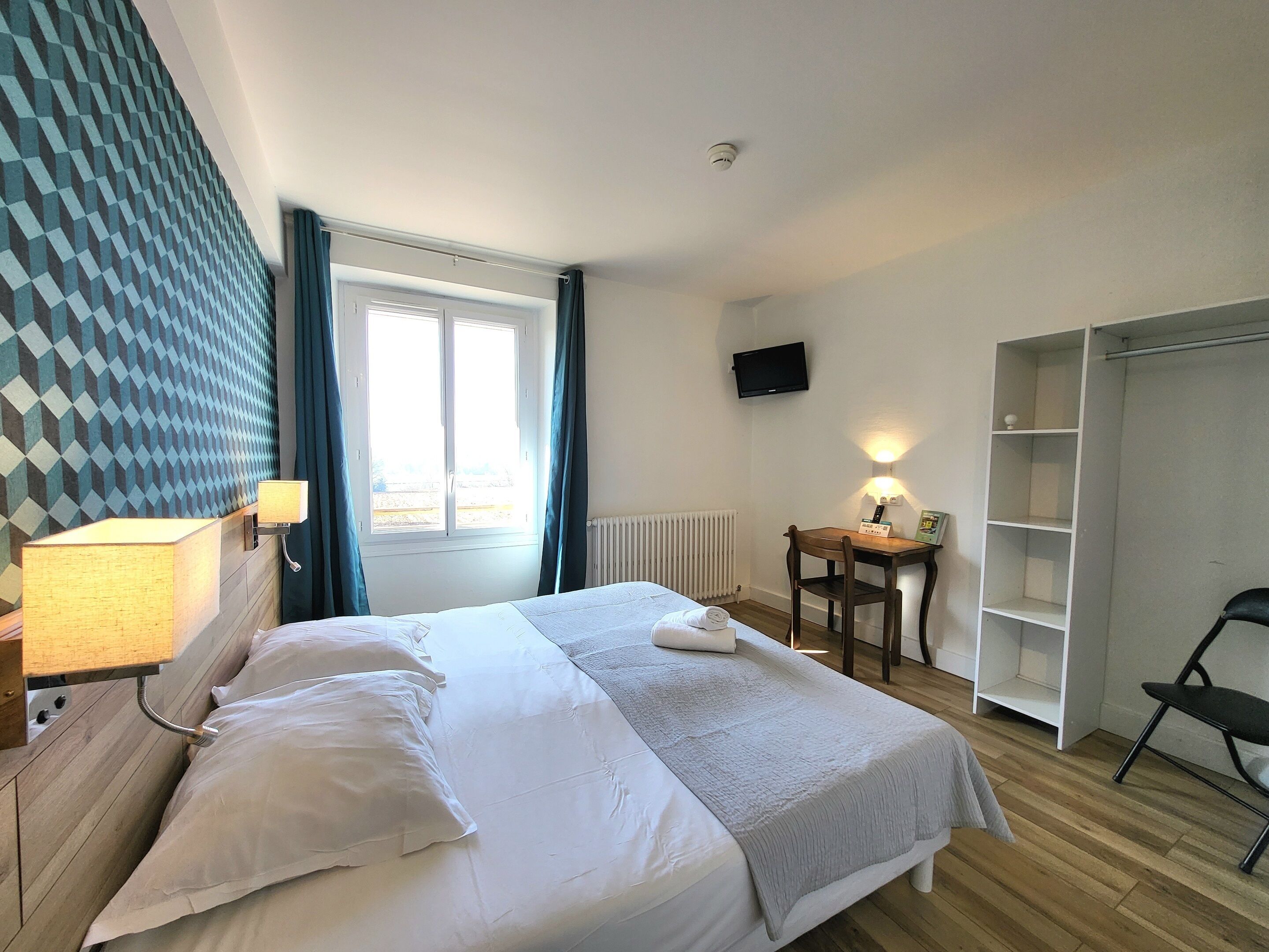 standard double room | desk, soundproofing, free wifi, bed sheets