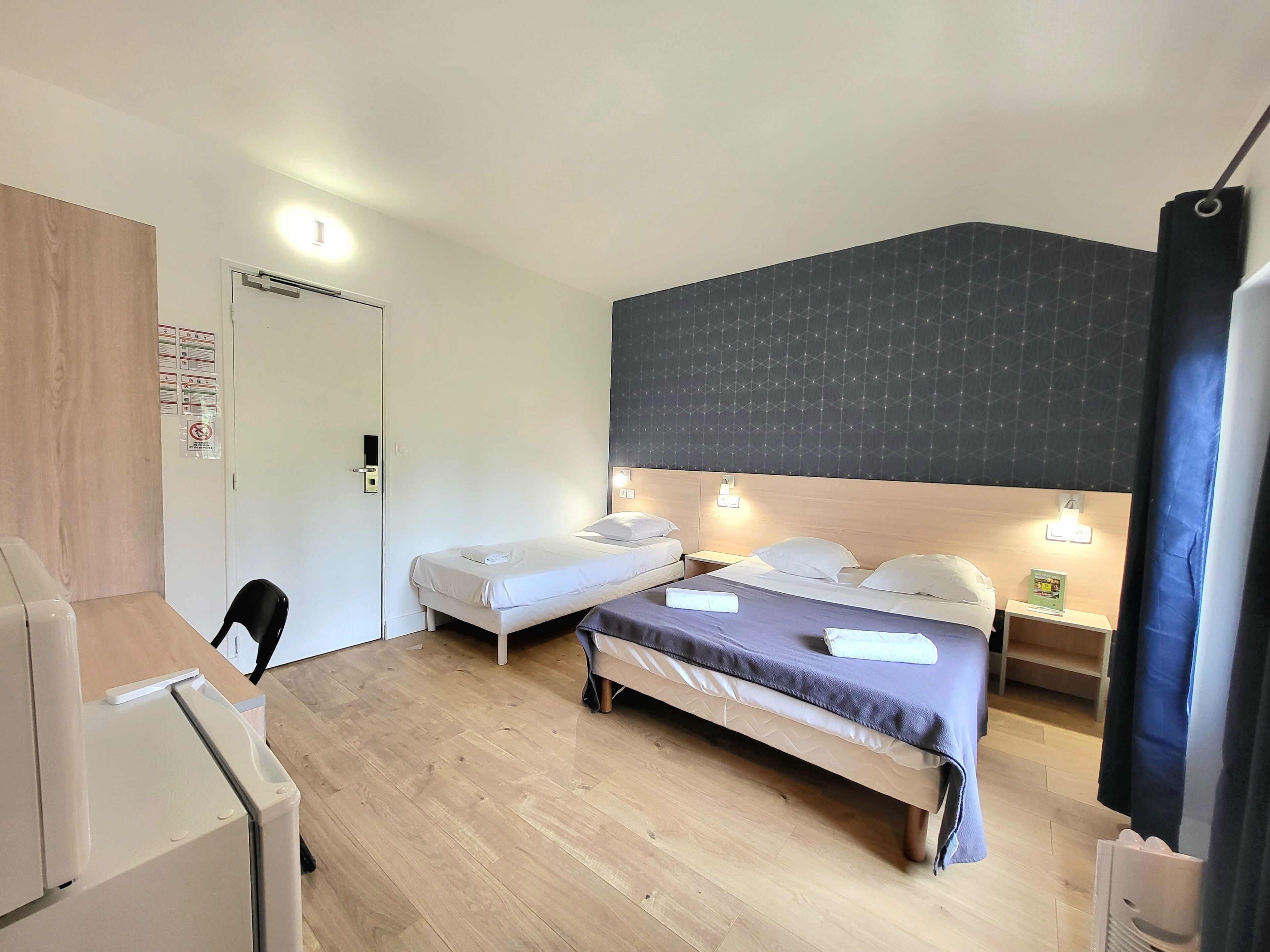 triple room | desk, soundproofing, free wifi, bed sheets