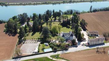 Vista frontal de la propiedad