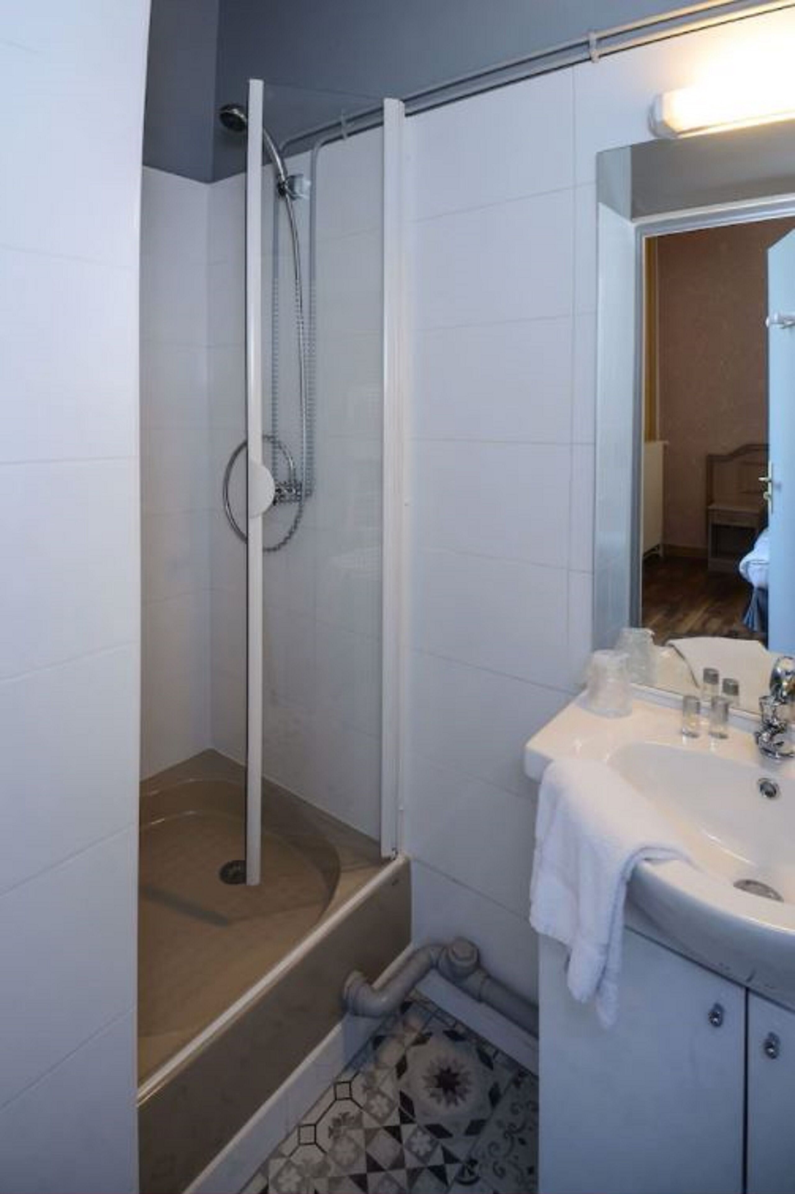 shower, free toiletries, hair dryer