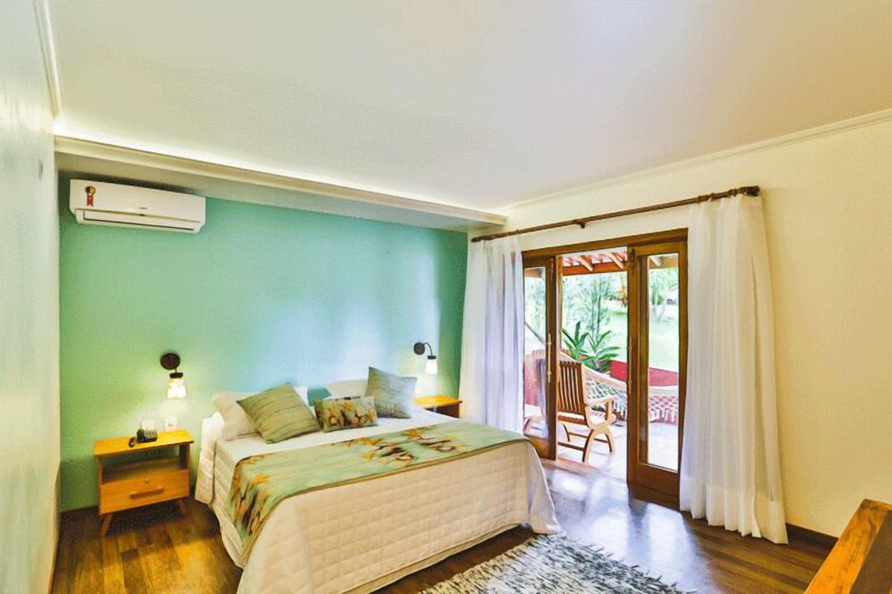 Quarto casal premium, 1 quarto, sacada, vista para o jardim Piso Térreo | Roupas de cama premium, frigobar, cortinas blackout, Wi-Fi de cortesia