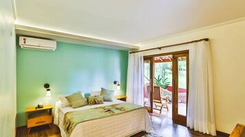 Quarto casal premium, 1 quarto, sacada, vista para o jardim Piso Térreo | Roupas de cama premium, frigobar, cortinas blackout, Wi-Fi de cortesia