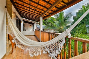 Quarto duplo standard, 1 cama Queen, sacada, vista para o jardim Piso superior, Acesso por escadas | Garden view