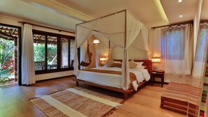 Quarto casal superluxo, banheira de hidromassagem, vista para o jardim | Sengetøy av topp kvalitet, minibar og blendingsgardiner
