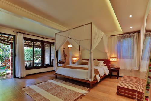 Quarto casal superluxo, banheira de hidromassagem, vista para o jardim | Roupas de cama premium, frigobar, cortinas blackout, Wi-Fi de cortesia
