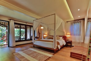 Quarto casal superluxo, banheira de hidromassagem, vista para o jardim