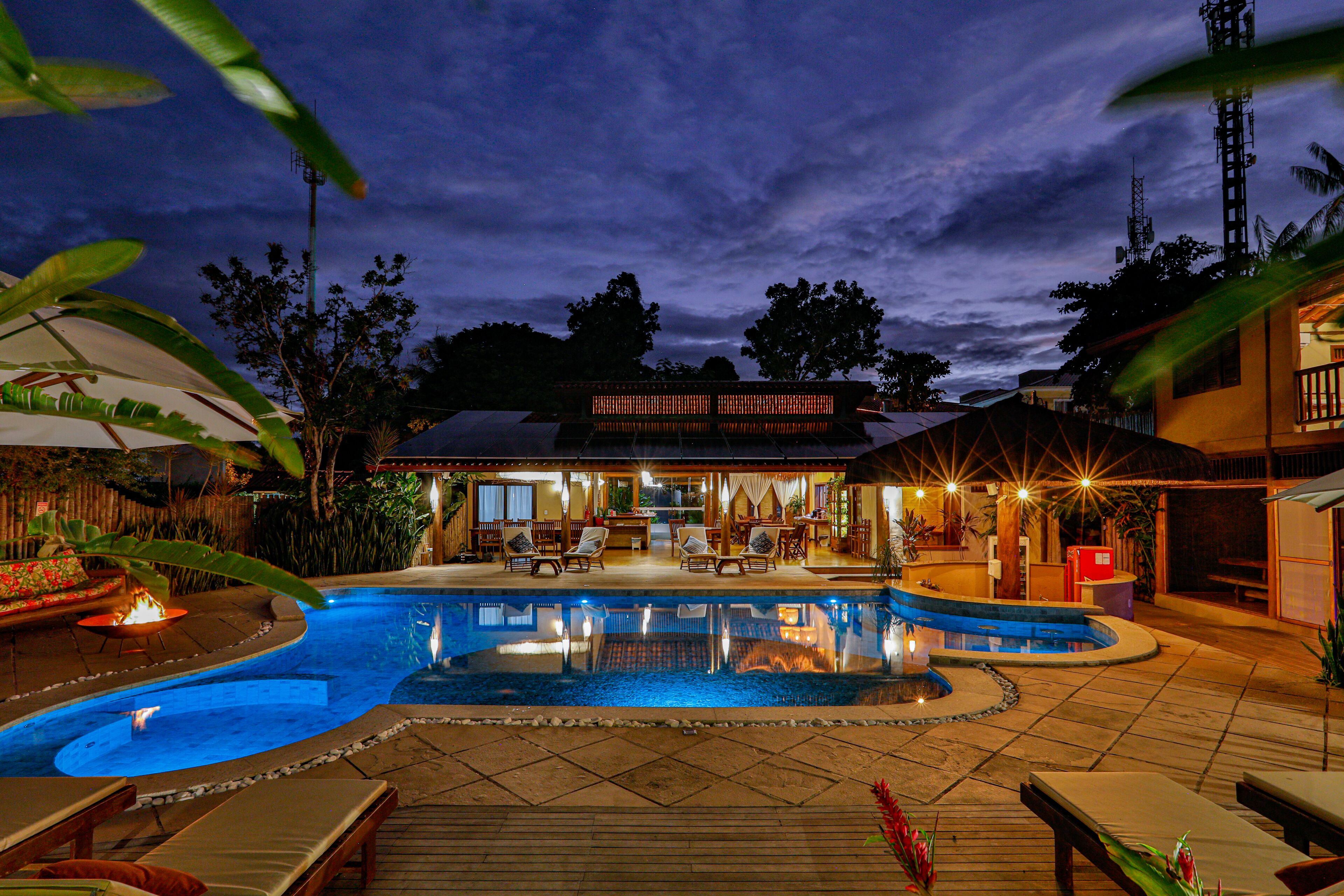 室外游泳池，08:00 至 22:00 开放，池畔遮阳伞，日光浴躺椅