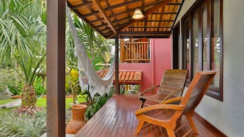 Quarto Quadruplo, com sacada, terreo, vista para o jardim | Vistas al jardín