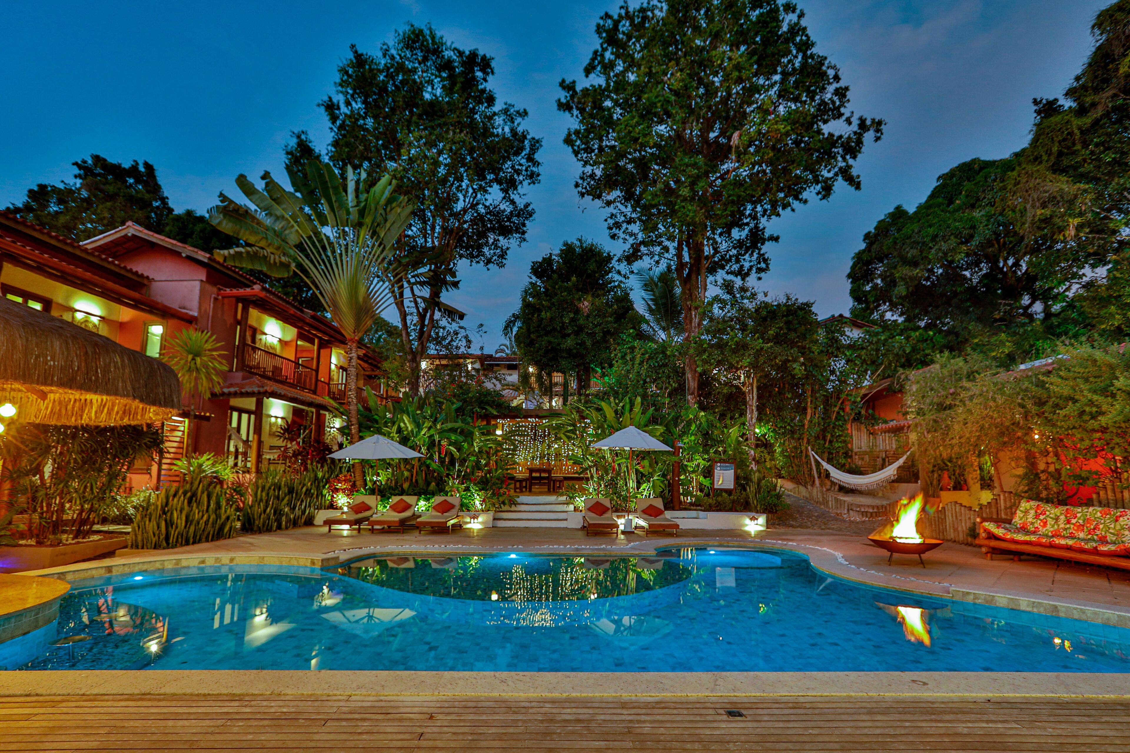 Piscine extérieure, parasols de plage, chaises longues