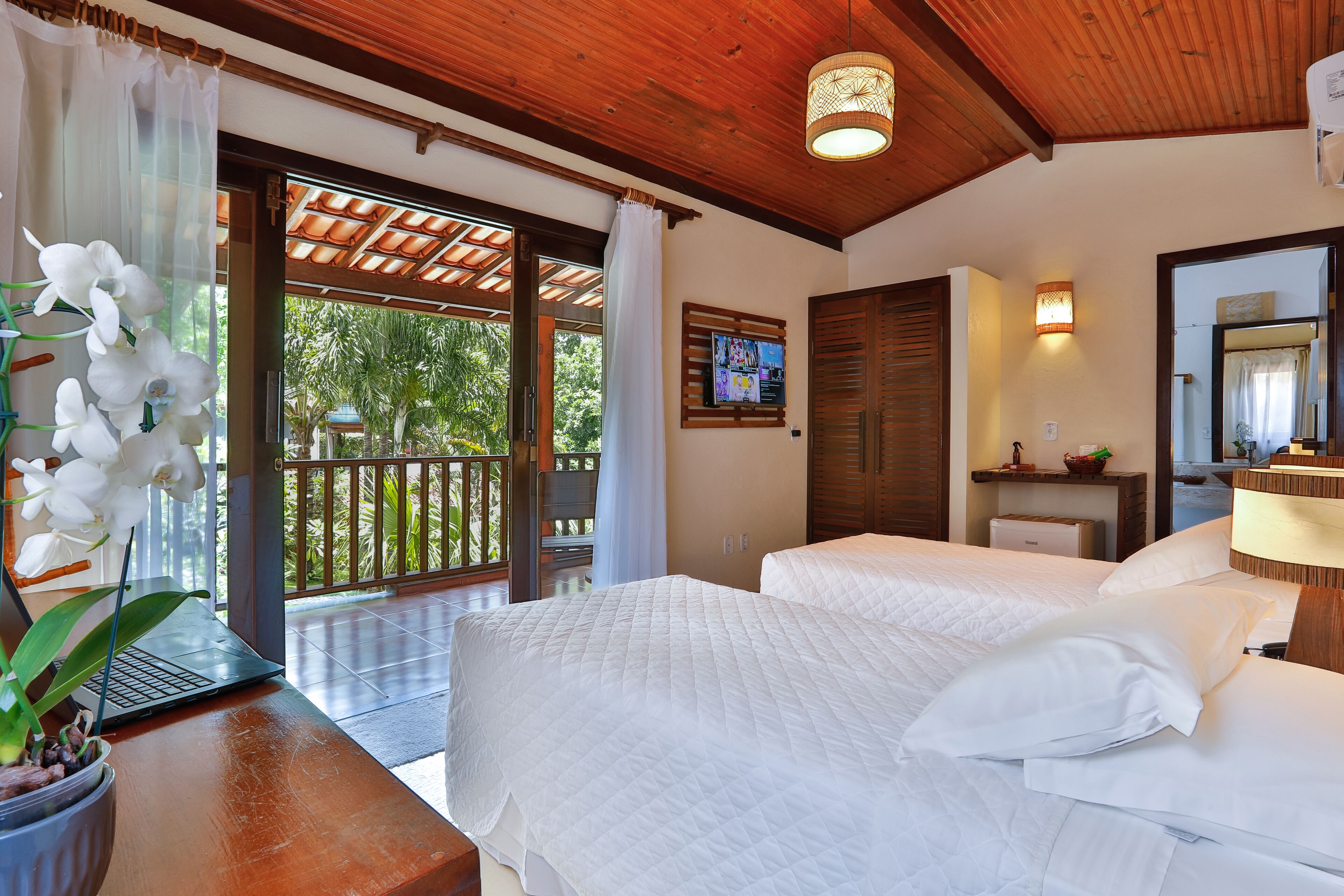 Quarto solteiro standard, sacada, vista para o jardim Piso superior, Acesso por escadas | 高档床上用品、迷你吧、遮光窗帘、免费 WiFi