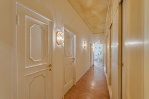 Apartment, 2 Bedrooms | 2 bedrooms, iron/ironing board, cots/infant beds, free WiFi - Piazza Santa Felicita (Florence)