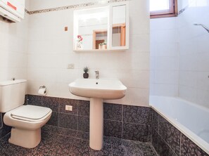 A bathroom with a toilet, sink, and shower. - Archino di San Piero (Florence)