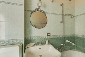 Apartment, 1 Bedroom | Bathroom | Shower, rainfall showerhead, hair dryer, towels - Ponte Vecchio Corner - San Jacopo (Florence)