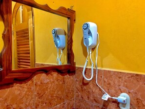 Familjerum - 1 sovrum - icke-rökare | Badrum | Dusch, gratis toalettartiklar och handdukar