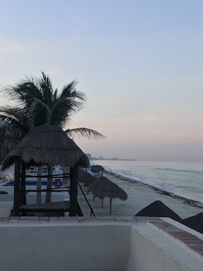 On the beach, sun-loungers, beach umbrellas, beach towels - Suites Brisas Cancun (Cancun)