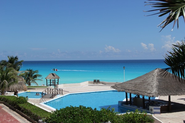 Outdoor pool, pool umbrellas, sun loungers