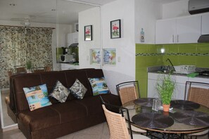 Family Apartment II | Sala de estar | Una televisión de plasma