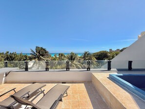 Apartamento luxo, 2 camas de casal, cozinha americana, vista para o mar | Terraço/pátio