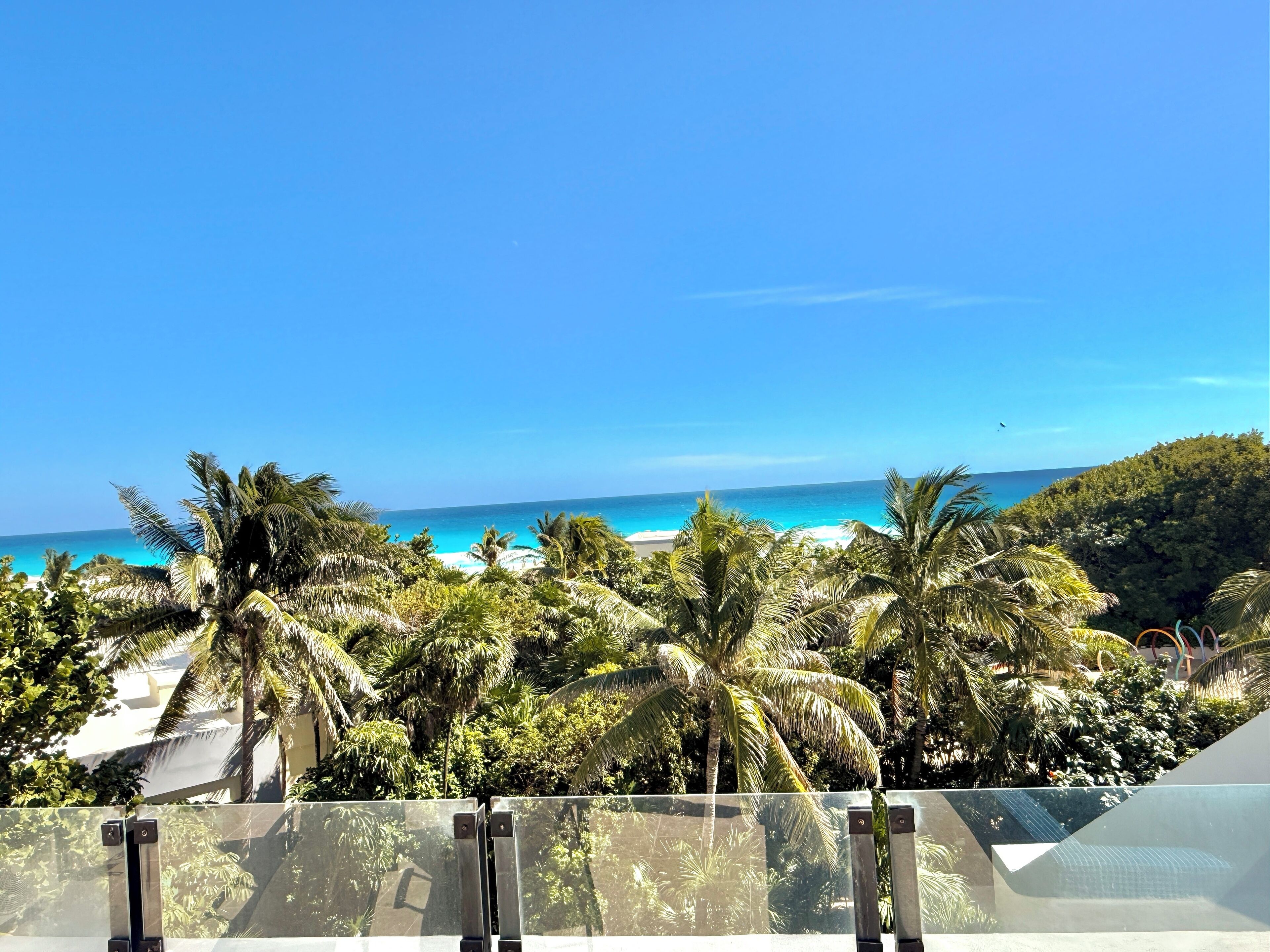 Departamento Deluxe, 2 camas matrimoniales, cocineta, vista al mar | Vista a la playa o el mar