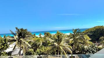 Departamento Deluxe, 2 camas matrimoniales, cocineta, vista al mar | Vista a la playa o el mar