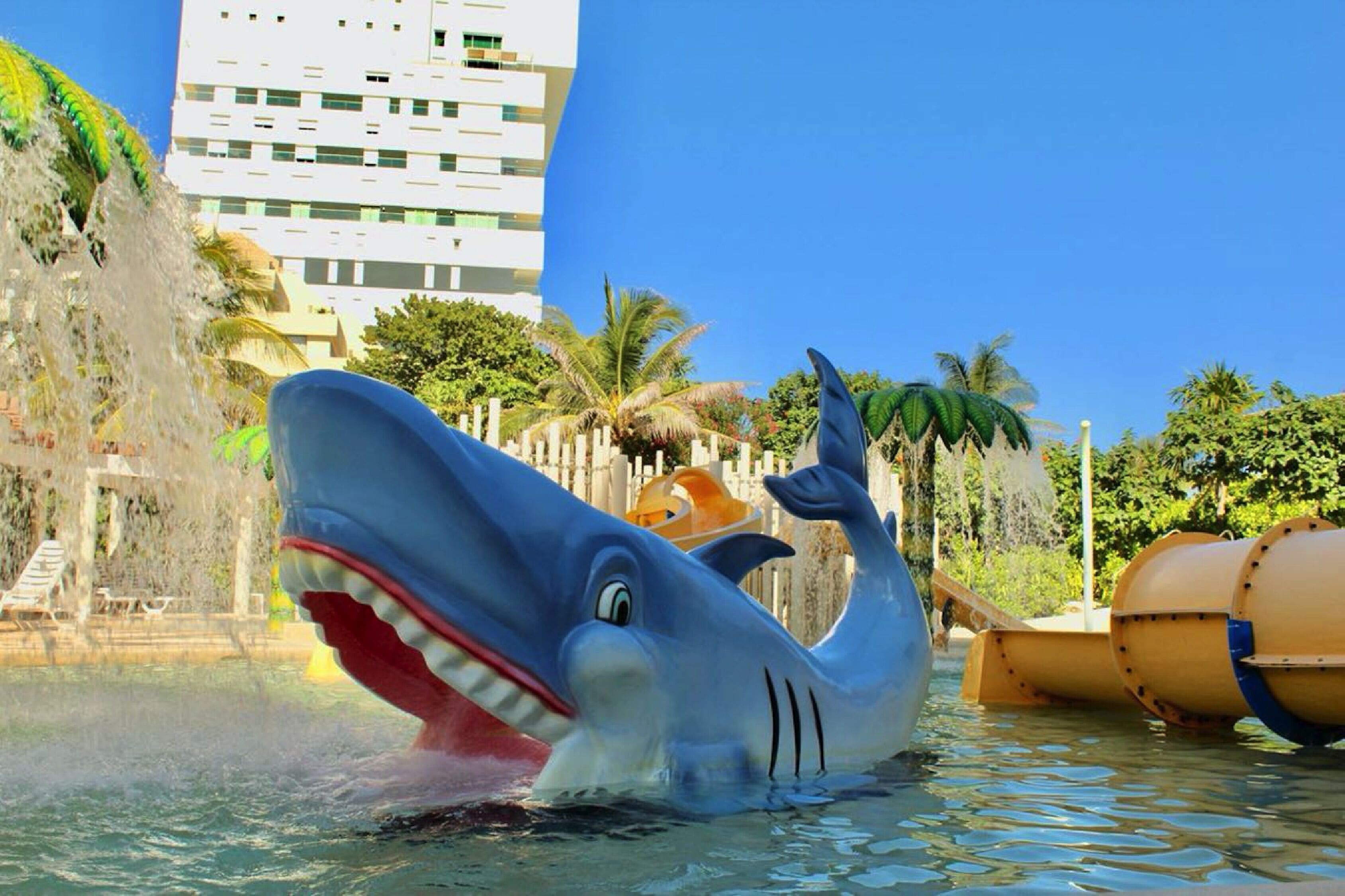 3 室外游泳池，池畔遮阳伞，日光浴躺椅