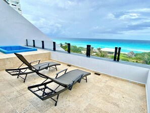 Apartamento com design assinado, 2 camas de casal, cozinha americana, vista para o mar | Terraço/pátio