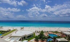 A resort with a pool, beach, and ocean view. - Condo in Ocean Front Resort (Cancun)