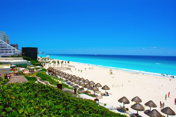En la playa, playa de arena blanca y camas de playa gratuitas