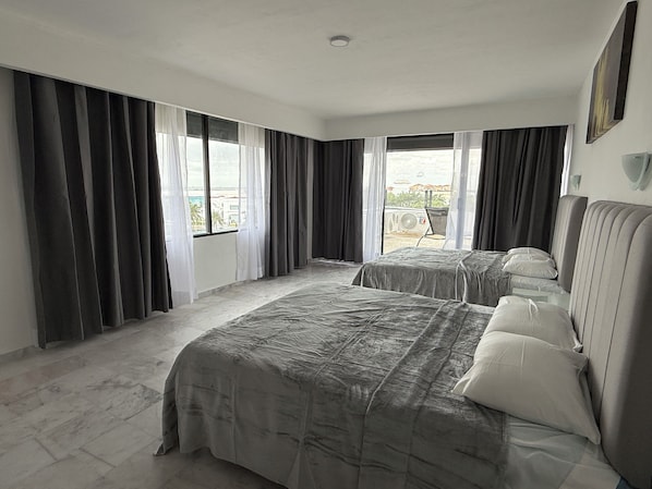 Apartamento Deluxe, 2 habitaciones, cocina básica, vistas a la laguna | 1 dormitorio, minibar, caja fuerte y cortinas opacas