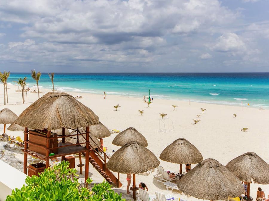 En la playa, arena blanca, camas de playa gratis