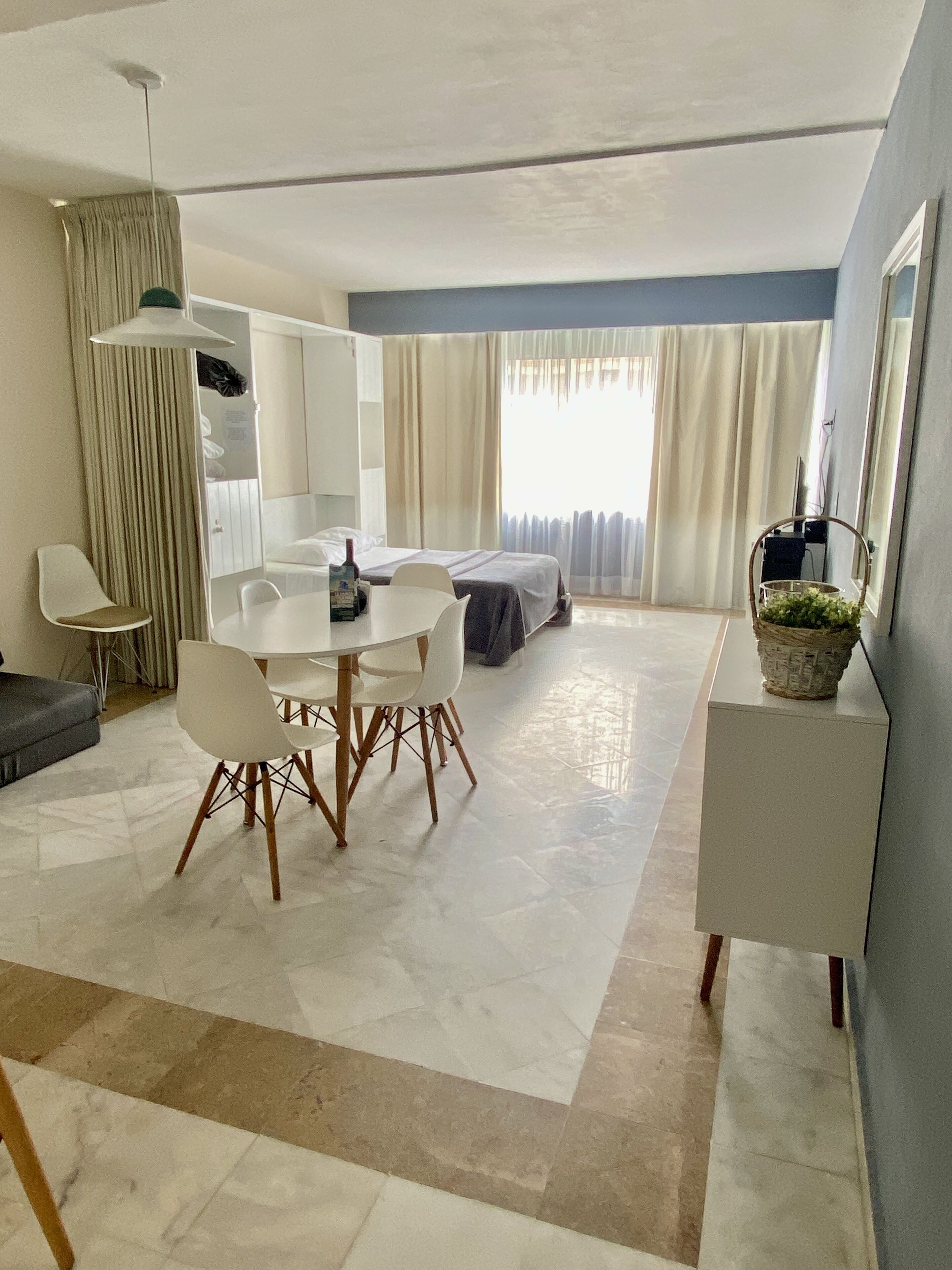 superb apartment, 2 bedrooms, kitchenette, partial ocean view | living area