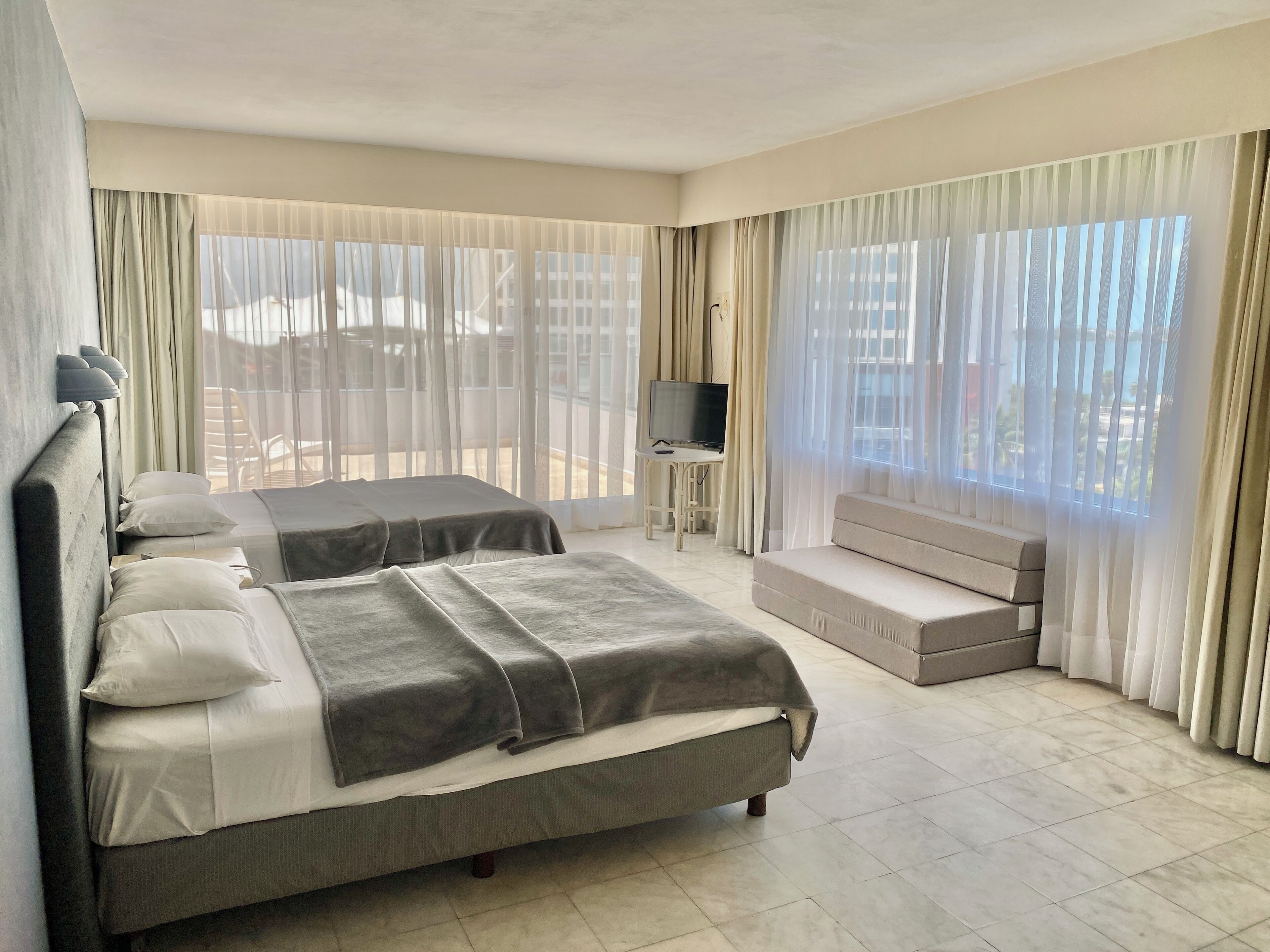 Appartement, 2 chambres, cuisinette, vue partielle sur l'océan | Minibar, coffre-fort, rideaux d’obscurcissement