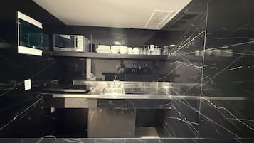 Deluxe Apartment, 2 Bedrooms, Kitchenette, Lagoon View | Private kitchenette | Electric kettle, griddle