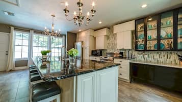 Full-size fridge, microwave, oven, stovetop