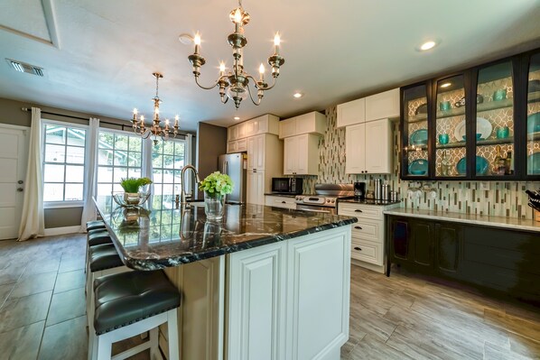 Full-size fridge, microwave, oven, stovetop