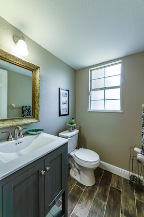 Komfortbadewanne, Regendusche, kostenlose Toilettenartikel, Haartrockner