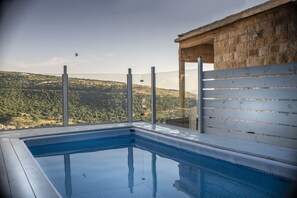 Piscine extérieure en saison