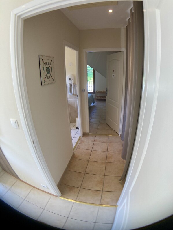 Family Suite, Private Bathroom (FRB) | Bathroom - Beauval Chambre (Seigy)